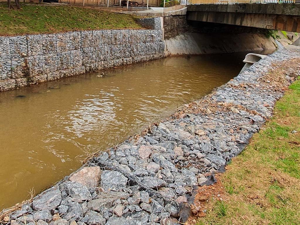 Defensas ribereñas y canalización de arroyos con colchogaviones en Barranquilla